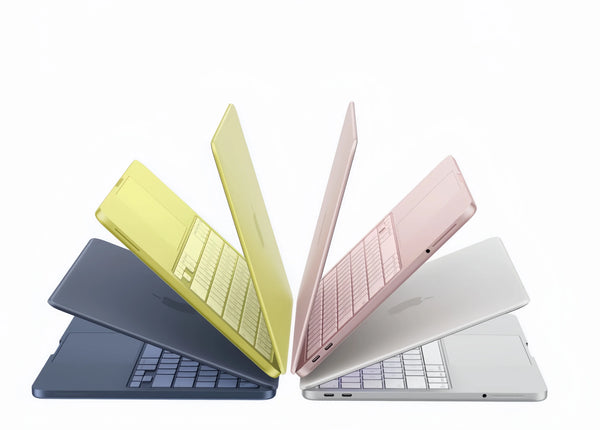 Una colección de fundas y protectores para laptop, incluyendo una funda amarilla, rosa y blanca.