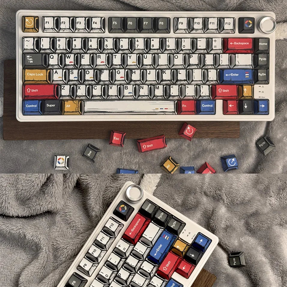 Custom Kirsch-Profil mechanische Tastatur mit verschiedenen Keycaps und Switches auf graufarbener Stoffoberfläche.