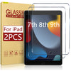 Une boîte de protecteurs d'écran en verre pour iPad 7e, 8e et 9e génération, à côté d'un film protecteur transparent.
