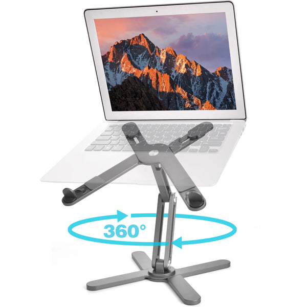 Soporte ajustable para portátil plateado que sostiene una laptop mostrando un paisaje montañoso.