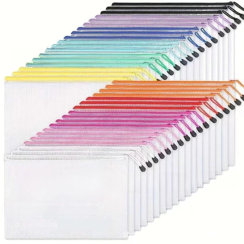 Eine Sammlung durchsichtiger Netztaschen mit Reißverschluss in verschiedenen Pastellfarben, gestapelt und präsentiert.