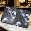 Schwarze Silikon-Schutzhülle für ein Apple iPad mit Skulls-Design.