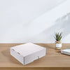 Caja portátil de tarjetas con múltiples compartimentos blanca sobre una superficie de madera.