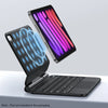 Una carcasa de teclado mágico negra retroiluminada junto a un iPad, mostrando líneas de luz coloridas.