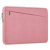Une housse de protection rembourrée rose pour ordinateur portable avec une fermeture éclair sur fond blanc.