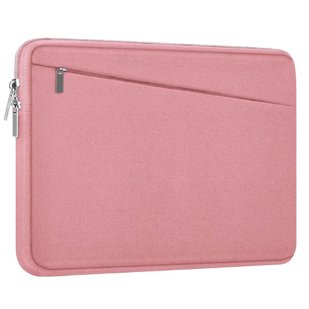 Une housse de protection rembourrée rose pour ordinateur portable avec une fermeture éclair sur fond blanc.