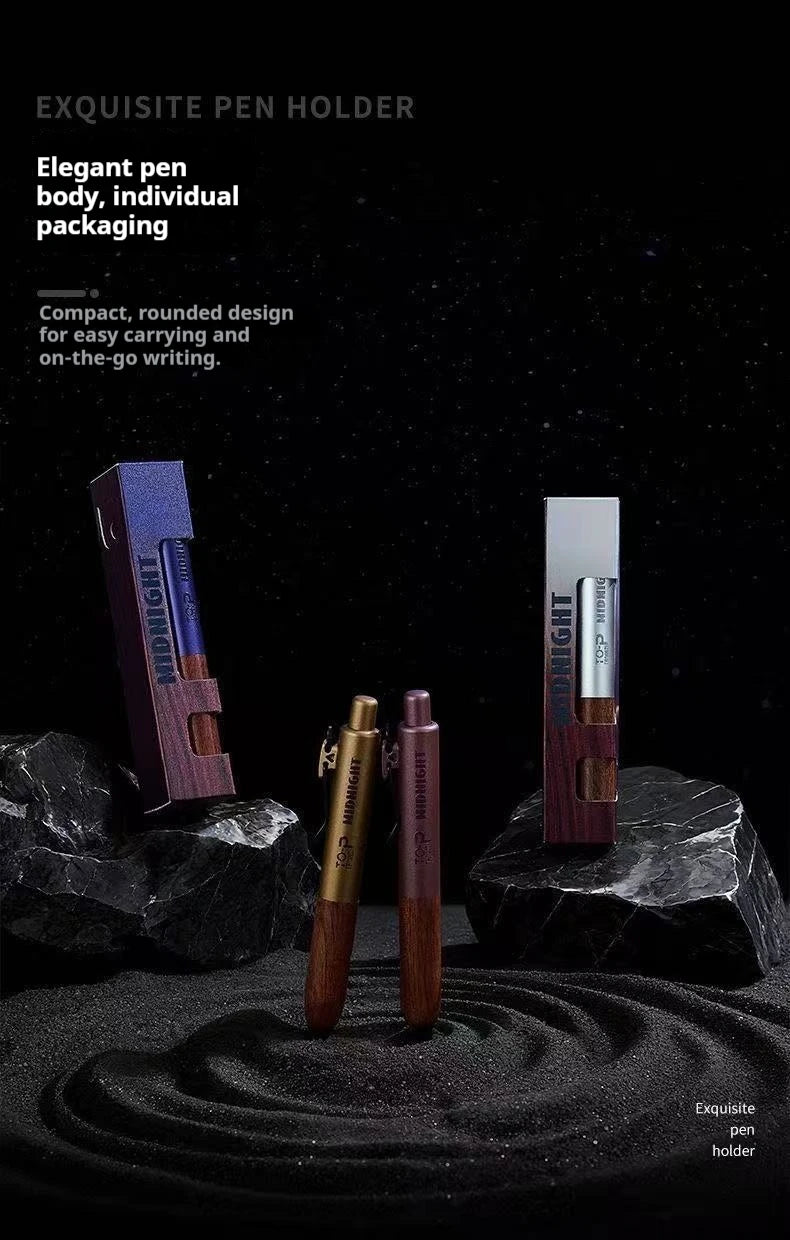 Exhibidor de bolígrafo de gel morado y bronce con agarre de madera sobre una superficie negra.