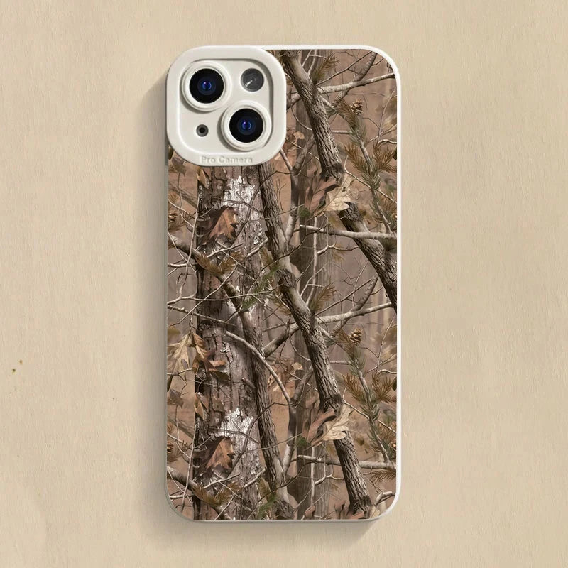 Coque de téléphone en silicone avec découpe pour objectif d'appareil photo, motif camouflage de forêt sur un iPhone.