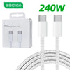 Weißes Gehäuse mit einem 240W, geflochtenen USB-C zu USB-C Ladekabel und zwei Anschlüssen.