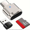 قارئ بطاقات USB-C عالمي فضي بجانب بطاقة ذاكرة.
