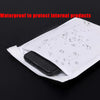 Un enveloppe protectrice blanche et imperméable protégeant un appareil électronique noir.