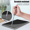 Eine Hand verwendet ein Werkzeug, um kratzfestes gehärtetes Schutzglas auf einen Apple iPad Bildschirm aufzutragen.