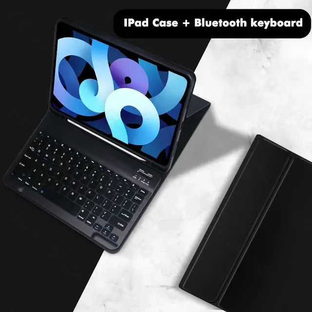 Schwarze iPad-Hülle mit Bluetooth-Tastatur neben einer Marmoroberfläche.