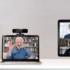 Laptop zeigt Videoanruf auf Monitor, demonstriert breite Kompatibilität für verschiedene Plattformen.
