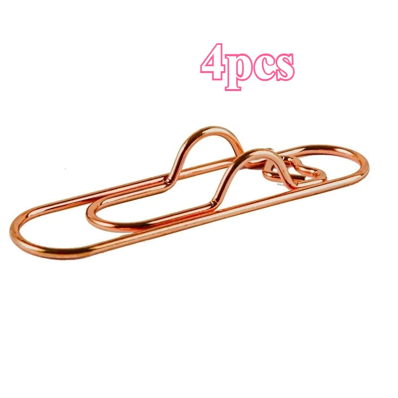 Un juego de cuatro clips de bolígrafo multifuncionales de color cobre.