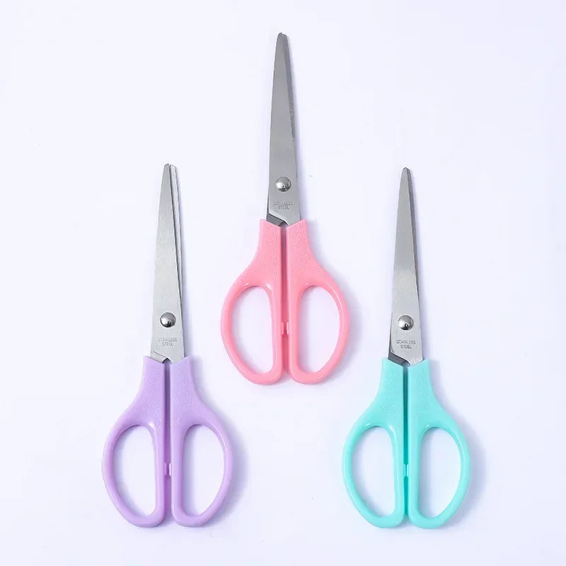 Un juego de cuatro tijeras profesionales de mano en colores rosa, púrpura y verde azulado para oficina y manualidades.