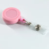 Porta credencial de plástico rosa con correa de plástico transparente y clip de metal.