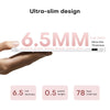 Eine Hand hält ein weißes, ultra-dünnes elektronisches Gerät, das seine 6,5 mm Dicke und 0,5 Pfund Gewicht hervorhebt.