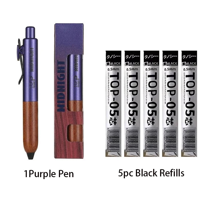Un set de una pluma metálica retro morada y cinco recambios negros con agarre de madera.