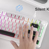 Una mano está tecleando en un teclado de membrana compacto blanco con diseño de tecla silenciosa y un pomo giratorio.