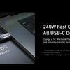Nahaufnahme eines USB-C-Kabels neben einem Laptop, das 240W schnelles Laden und 480 Mbps Datenübertragung demonstriert.