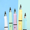 Collection de crayons à écrire illimités colorés avec pointes noires et diverses couleurs de corps sur fond bleu clair.