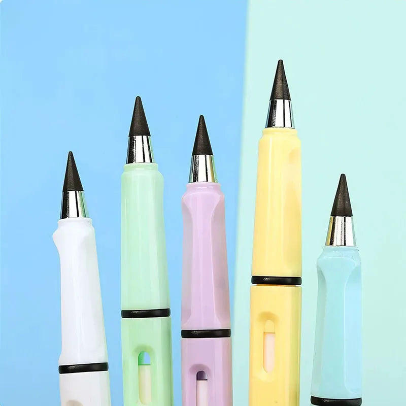 Collection de crayons à écrire illimités colorés avec pointes noires et diverses couleurs de corps sur fond bleu clair.