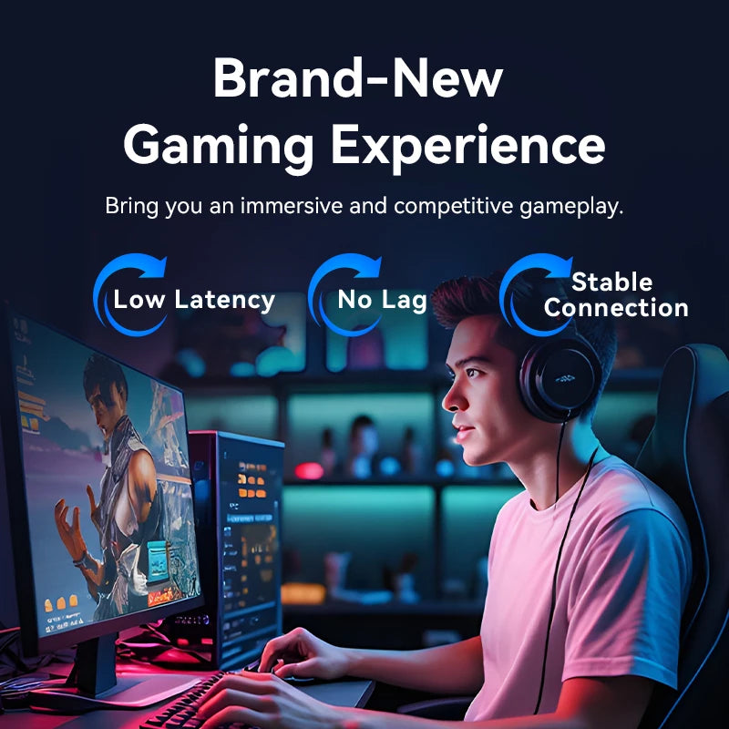 Ein junger Mann spielt ein Videospiel auf einem Computer mit Kopfhörern und demonstriert eine brandneue Gaming-Erfahrung.