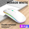 Weiße ergonomische kabellose Gaming-Maus mit leuchtend grüner Beleuchtung auf Holzoberfläche