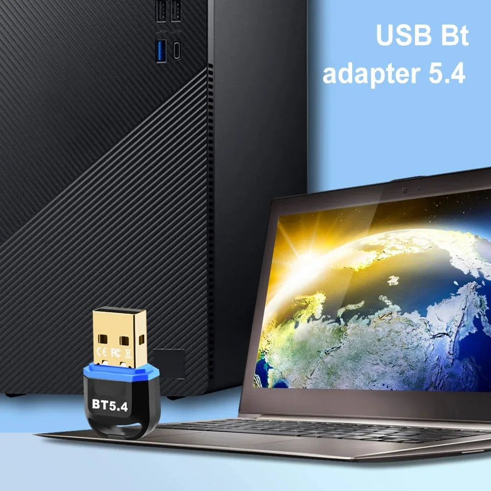 محول USB بلوتوث 5.4 بجانب حاسوب محمول، يوضح استخدامه للاتصال بالبلوتوث.