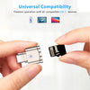 يد تمسك بجهاز قارئ بطاقة USB-C فضي بجوار بطاقة SD سوداء، توضح التوافقية الشاملة.