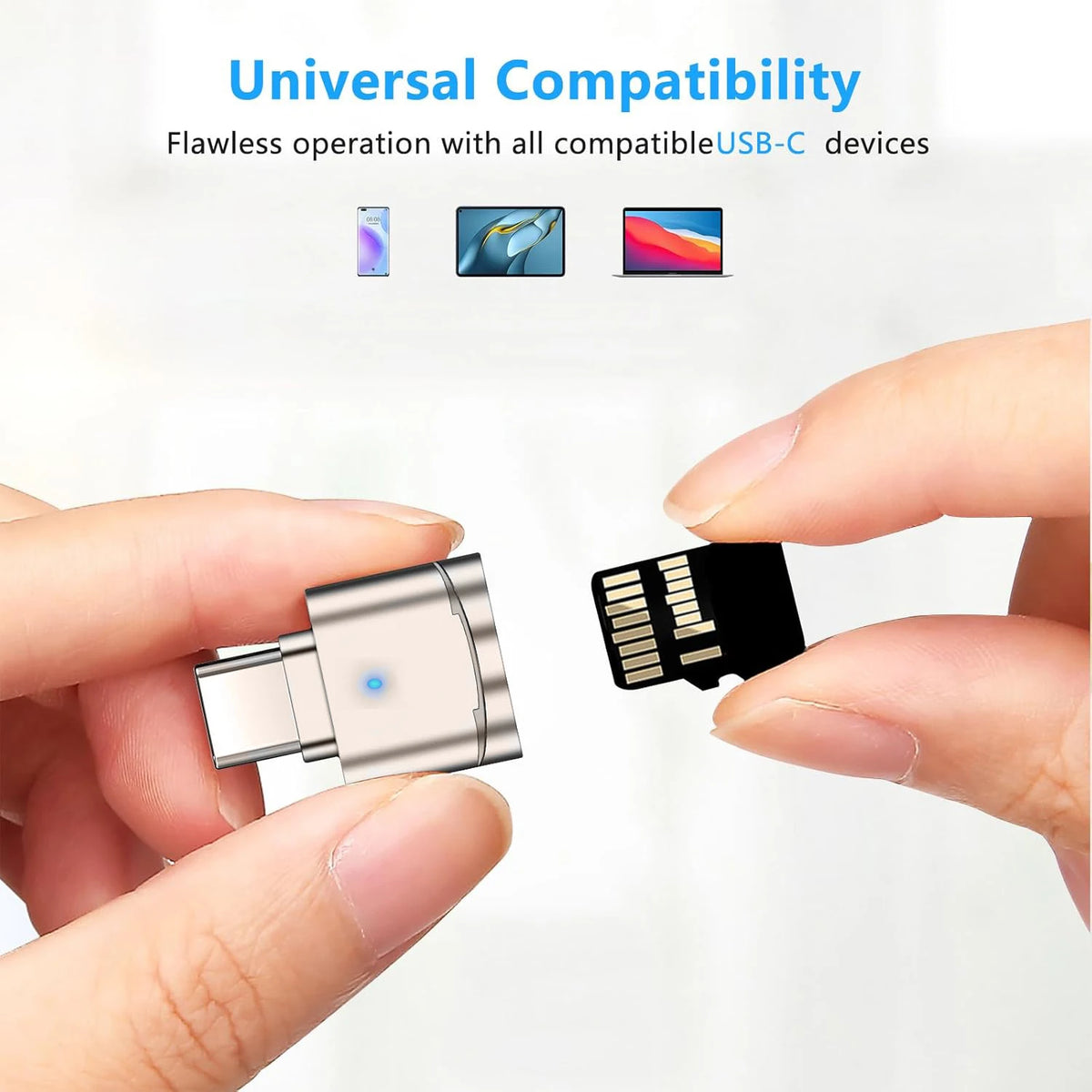 يد تمسك بجهاز قارئ بطاقة USB-C فضي بجوار بطاقة SD سوداء، توضح التوافقية الشاملة.