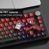 Nahaufnahme einer mechanischen Tastatur mit langlebigen PBT-Tastenkappen und einem individuellen Doppel-Shot-Druck.