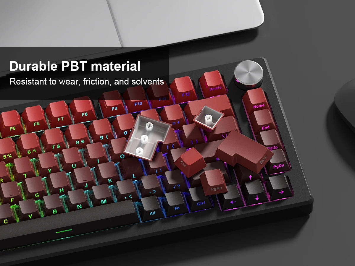 Nahaufnahme einer mechanischen Tastatur mit langlebigen PBT-Tastenkappen und einem individuellen Doppel-Shot-Druck.