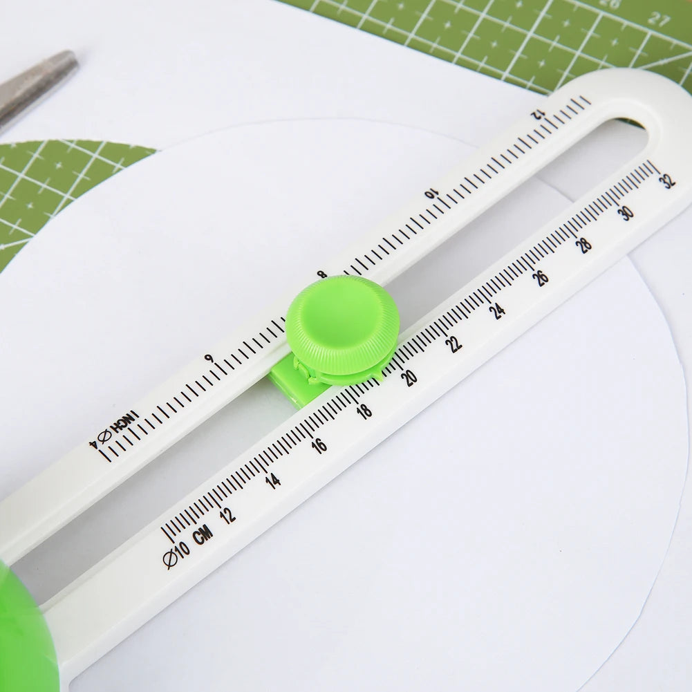 Weißes Präzisions-Kreis-Bastelmesser-Set mit grünem Griff und Messmarkierungen auf weißem Hintergrund.