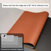 Nahaufnahme einer braunen Premium-PU-Leder-Deskmatte auf einer dunklen Oberfläche.