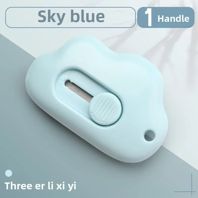 Helles blaues ausziehbar-Mini-Brieföffner mit Griff, gezeigt vor grauem Hintergrund.