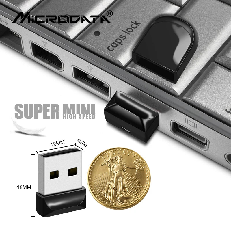 Nahaufnahme einer Microdata Super Mini Hochgeschwindigkeits-USB-Flash-Laufwerk und einer Goldmünze zum Maßstab.