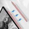 Un bolígrafo stylus magnético rosa junto a una tableta que muestra un dibujo de fruta.