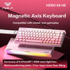 Gros plan d'un clavier mécanique à axe magnétique AULA HERO 68 HE avec des accents rose et argent.