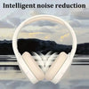 Casque supra-auriculaire blanc montré contre un paysage scénique avec le texte Réduction intelligente du bruit.