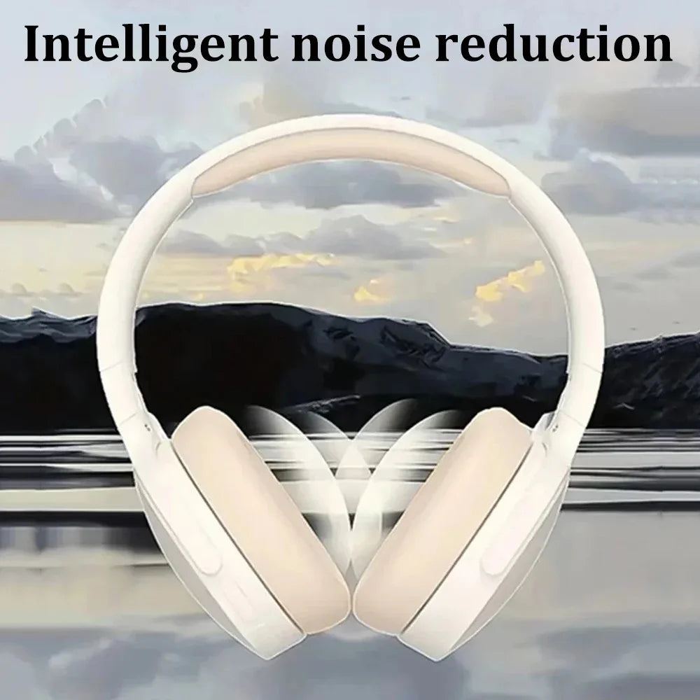 Casque supra-auriculaire blanc montré contre un paysage scénique avec le texte Réduction intelligente du bruit.