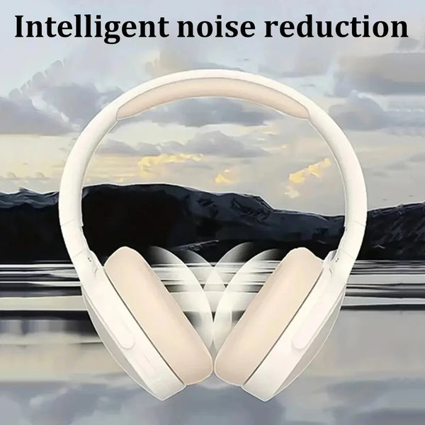 Weiße Over-Ear-Kopfhörer vor einer malerischen Landschaft mit dem Text Intelligente Geräuschreduzierung.