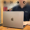 Laptop mit Schutzhülle, die Anti-Fingerprint- und Abriebfestigkeit hervorhebt.