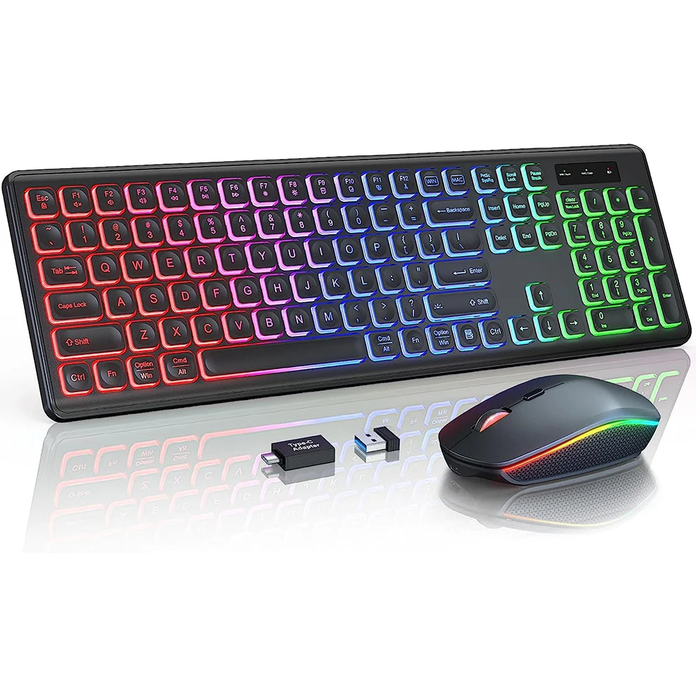 Kabellose RGB-Tastatur und Maus-Kombination mit beleuchteten Tasten und Gaming-Maus auf reflektierender Oberfläche.
