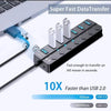موزع USB 3.0 أسود متعدد المنافذ مع مؤشرات LED موصول بجهاز حاسوب محمول لنقل البيانات السريع.