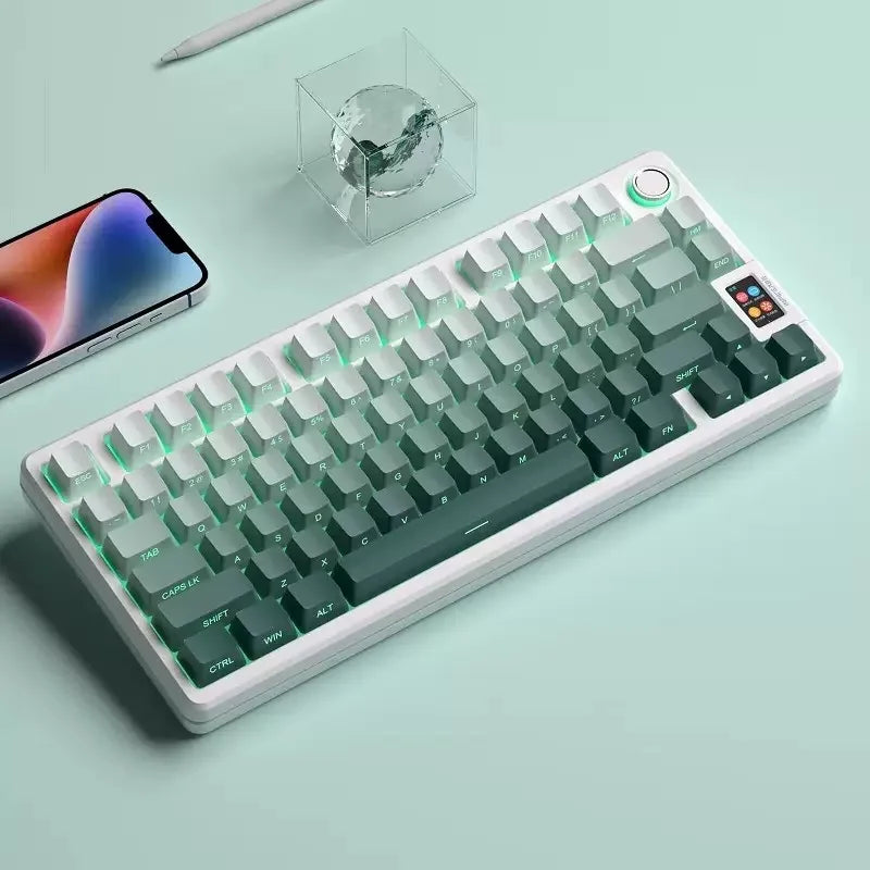Vista de cerca de un teclado mecánico blanco con teclas verdes e iluminación RGB sobre una superficie azul claro.