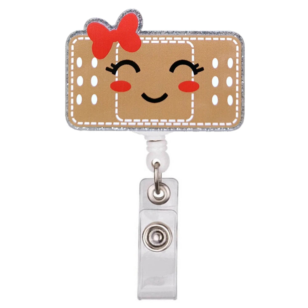 Quadratige, beige Glitzer-Acrylic-ID-Kartenclip mit roter Schleife und lächelndem Gesicht.