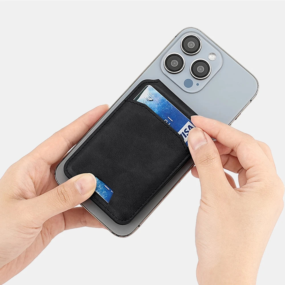 Une main tient une pochette en cuir magnétique pour iPhone, montrant la coque noire et la carte bleue à l'intérieur.