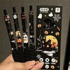 Ein Set von vier schwarzen Gelstiften mit Halloween-Motiven wie Geistern und Kürbissen in Kartonverpackung.